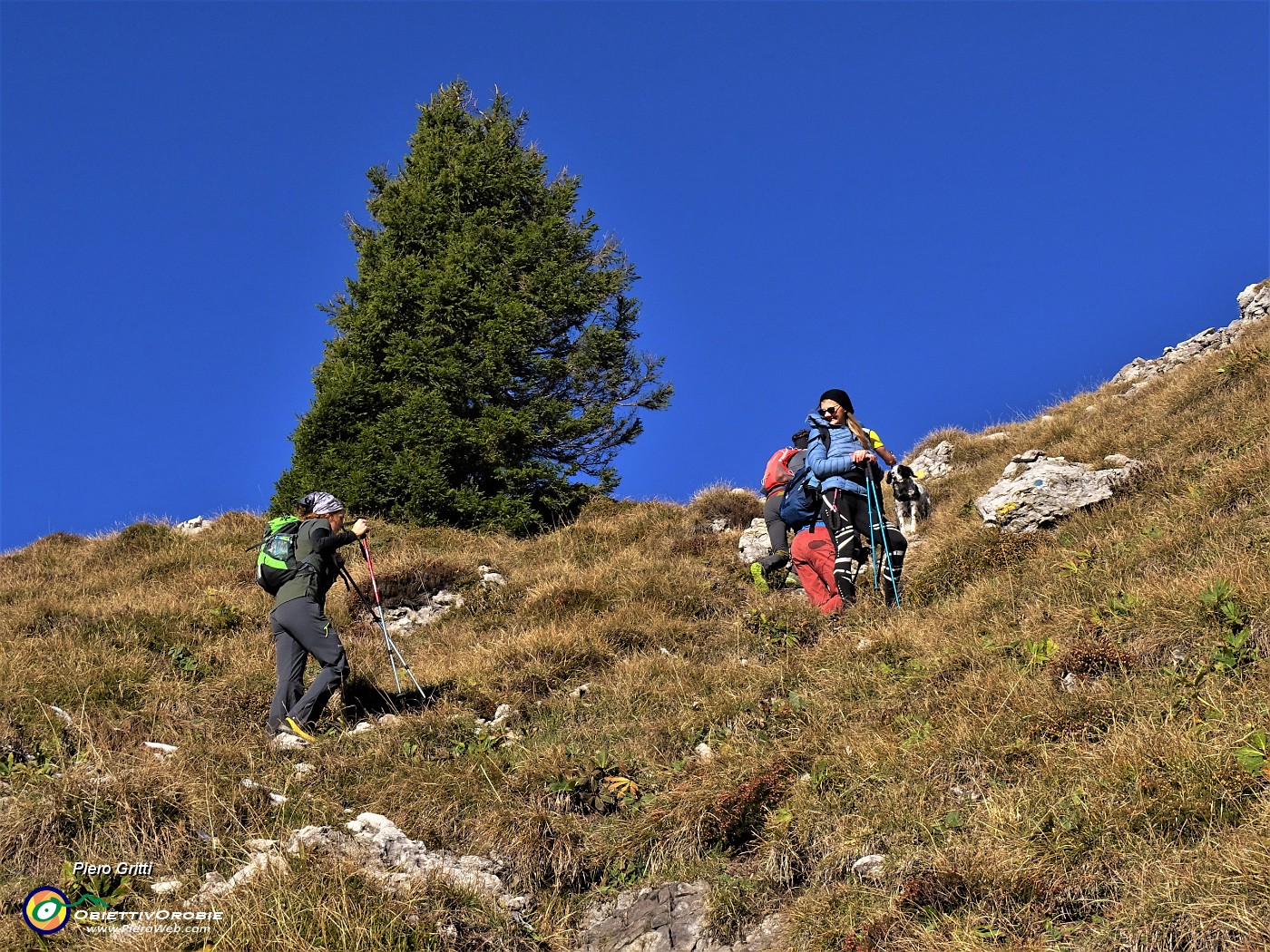 39 In decisa salita alla cima Venturosa incontriamo amici.JPG